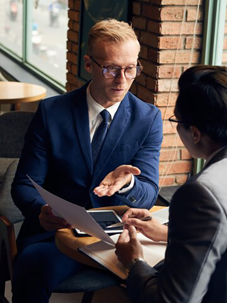 discussing-business-documents_1098-19441